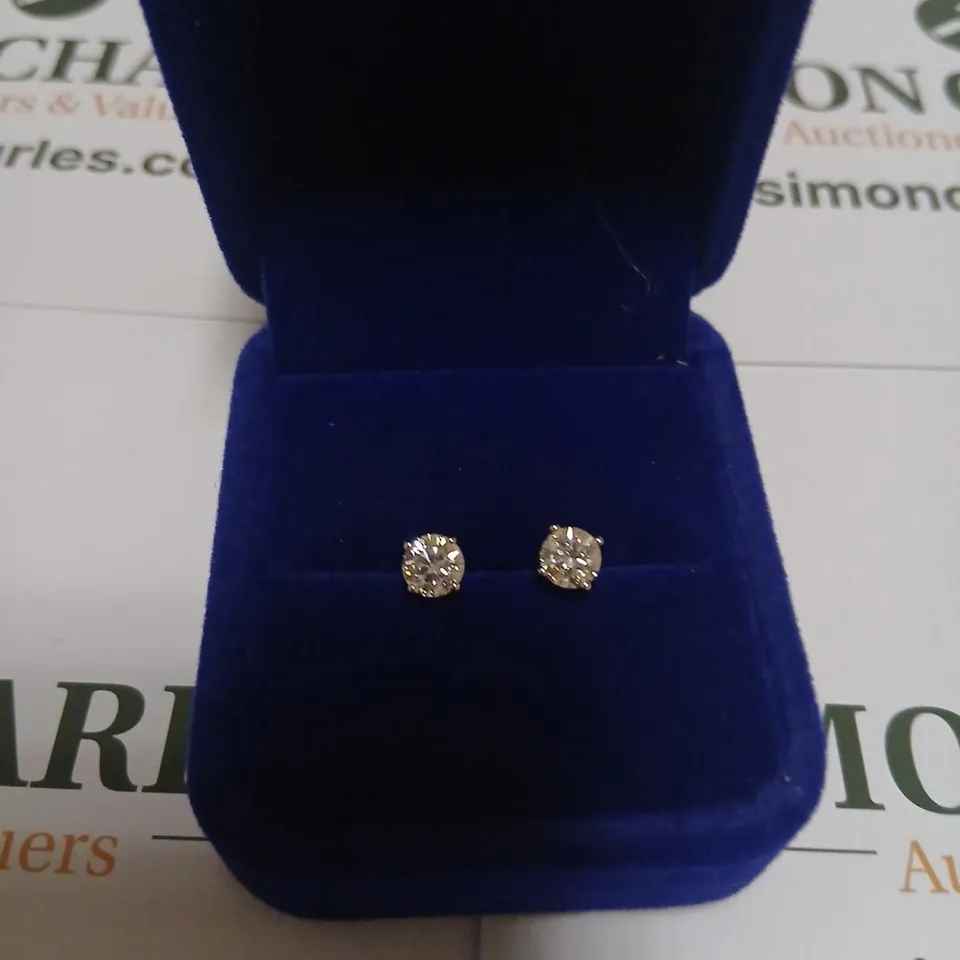 PLATINUM STUDS SET WITH LAB GROWN DIAMONDS WEIGHING +1.07CT