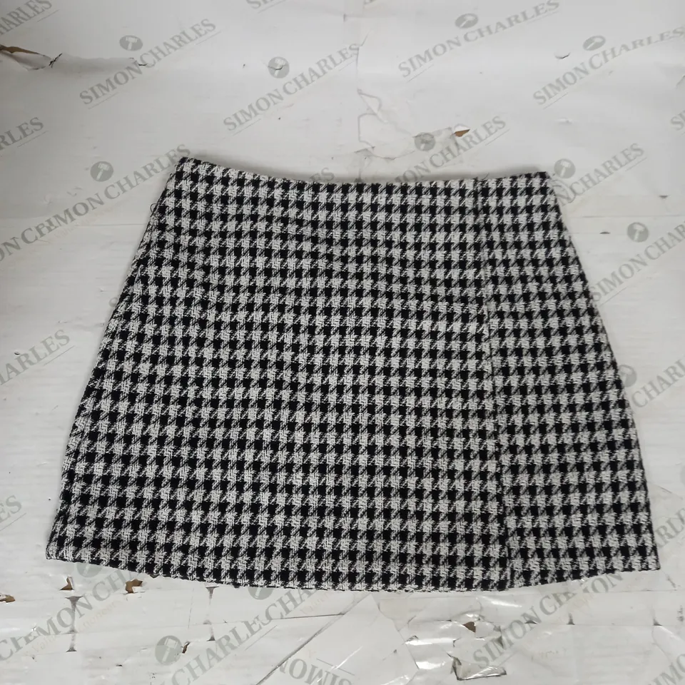 NOBODY'S CHILD DUNCAN MINI SKIRT IN BLACK AND WHITE SIZE 14