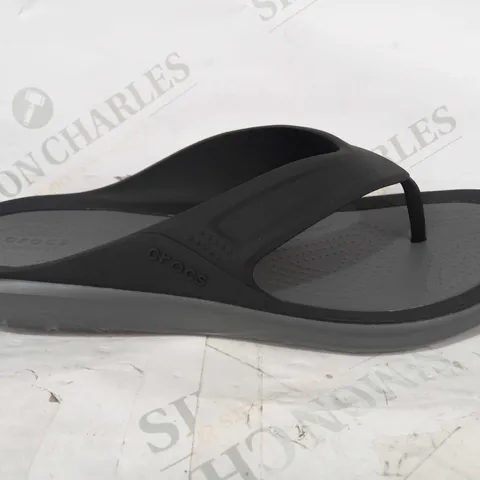BOXED PAIR OF CROCS SANDALS IN BLACK/GREY SIZE M11