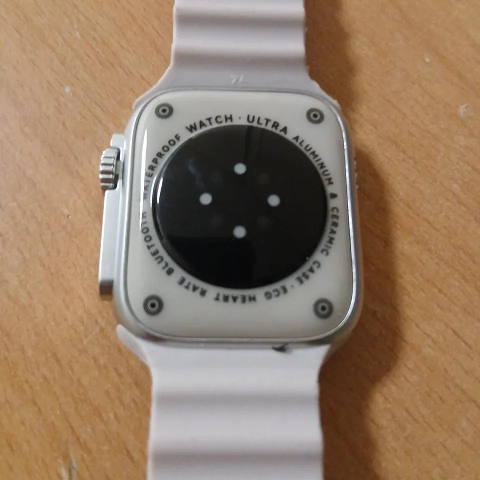 SQUARE SMARTWATCH WITH WHITE SILICONE STRAP – ALUMINIUM CASE