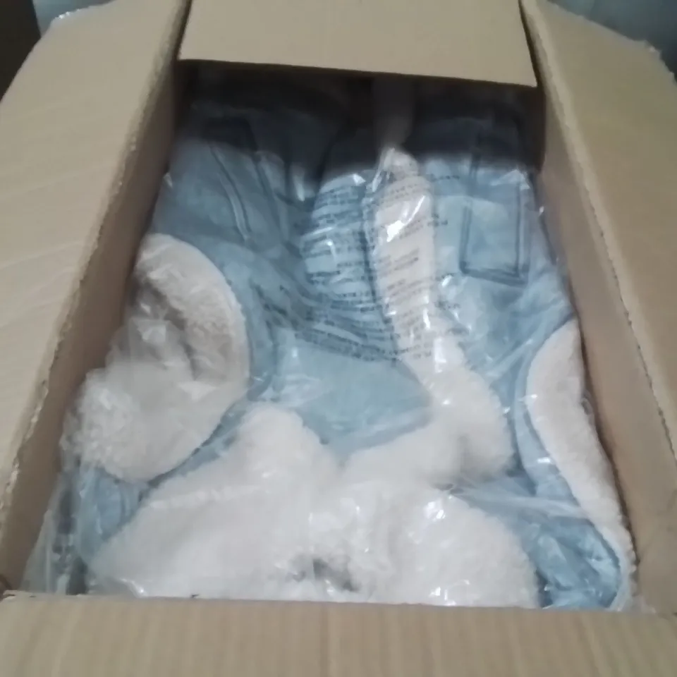 BOX CONTAINING APPROXIMATELY 6 BRAND NEW SIMPLY BE DENIM GILET  LIGHT WASH SIZE 18