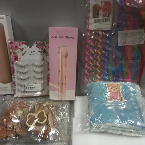 APPROX 15 ASSORTED BEAUTY PRODUCTS TO INCLUDE MAKEUP BRUSH HOLDER, DUAL-HEAD SHAVER, HAIR ACCESSORIES, ETC 