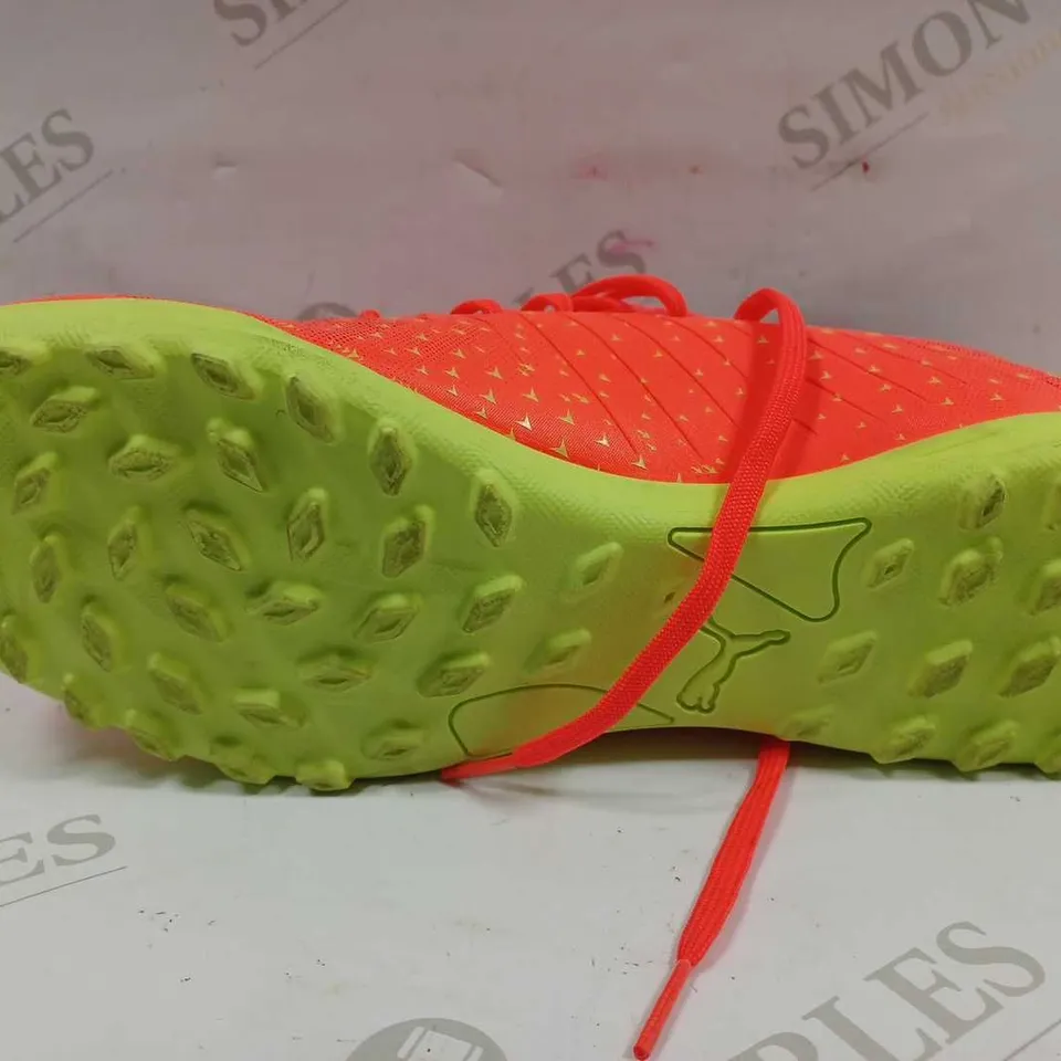 PUMA PAIR OF FUTURE FOOTBALL BOOTS // SIZE: UK 9