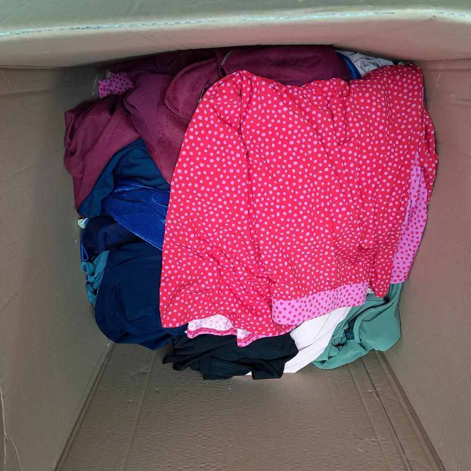 LARGE BOX OF APPROX 20 ASSORTED LADIES CLOTHES INCLUDING SKIRTS, DRESSES AND JUMPERS DANNII MINOGUE, KIM & CO