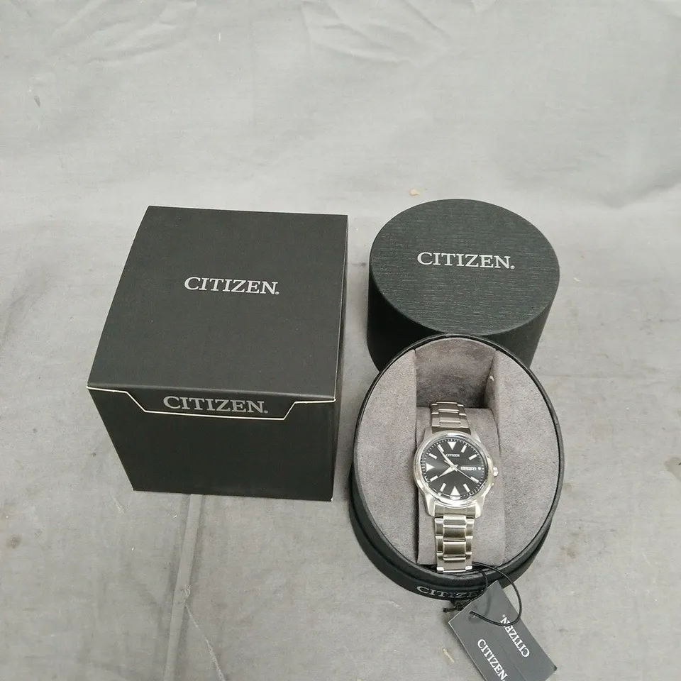 CITIZEN GENTS ECO-DRIVE DAY/DATE STAINLESS STEEL BRACELET WATCH – BLACK DIAL (BOXED)