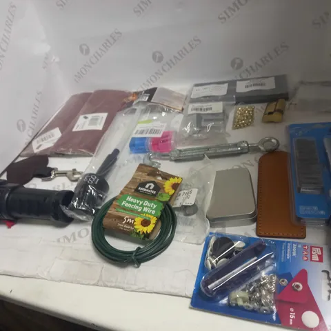 LOT OF ASSORTED HOUSEHOLD GOODS TO INCLUDE HEAVY DUTY FENCING WIRE, OX SCREWDRIVER, AND PORTABLE TORCH ETC.