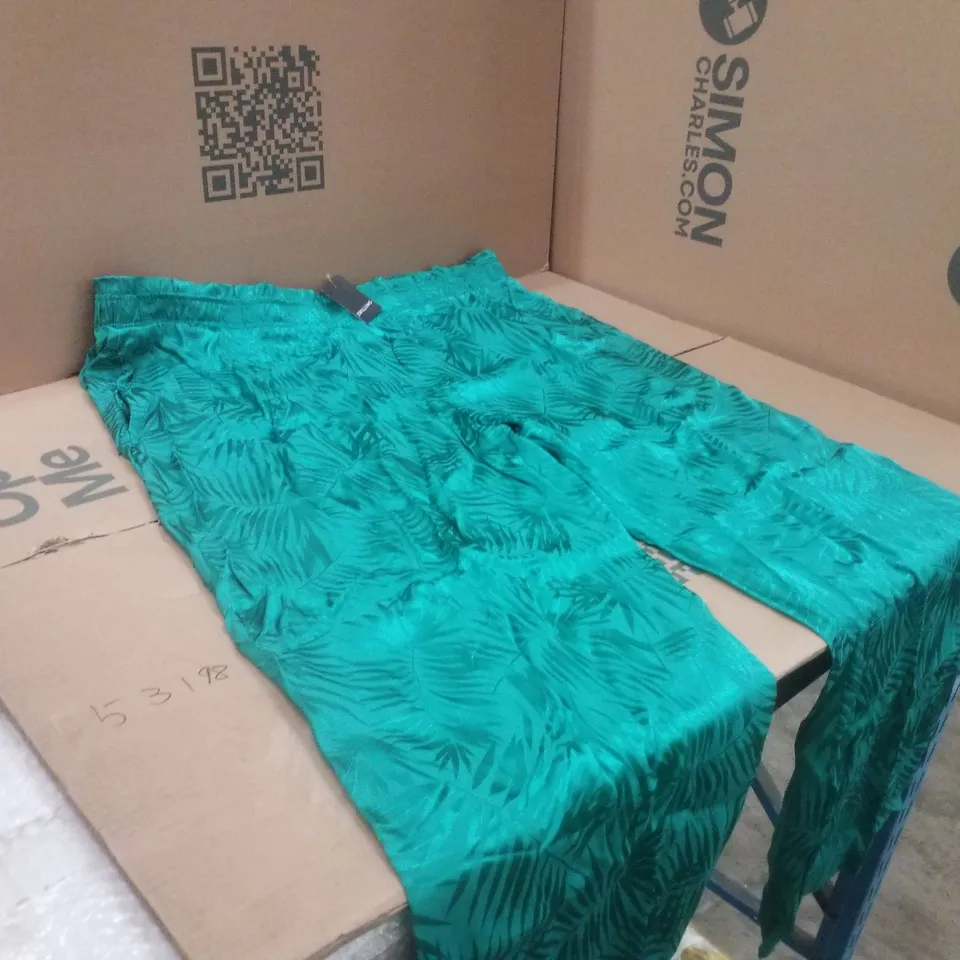 BOX CONTAINING APPROXIMATELY 31X BRAND NEW JD WILLIAM'S SATIN WIDE LEG - COLOUR GREEN - SIZE 26
