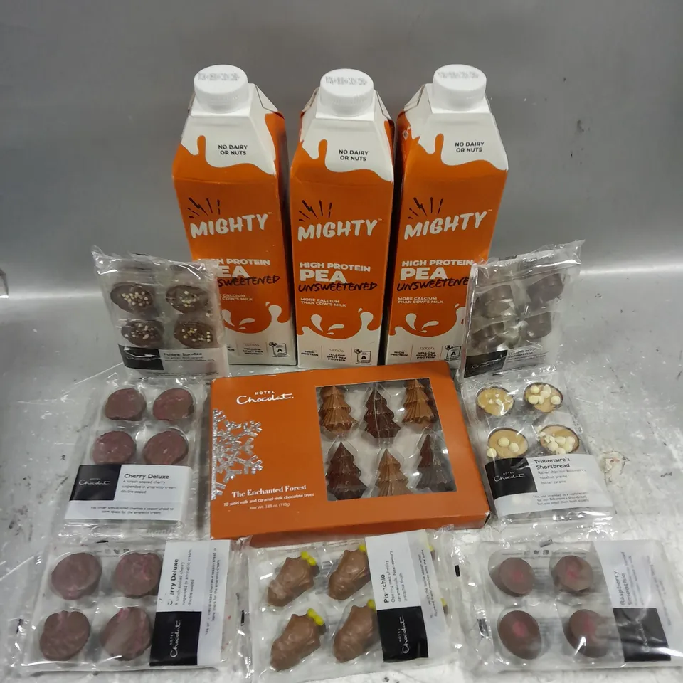 APPROXIMATELY 20 ASSORTED FOOD & DRINK ITEMS TO INCLUDE MIGHTY HIGH PROTEIN PEA, HOTEL CHOCOLAT SHORTBREAD, ETC