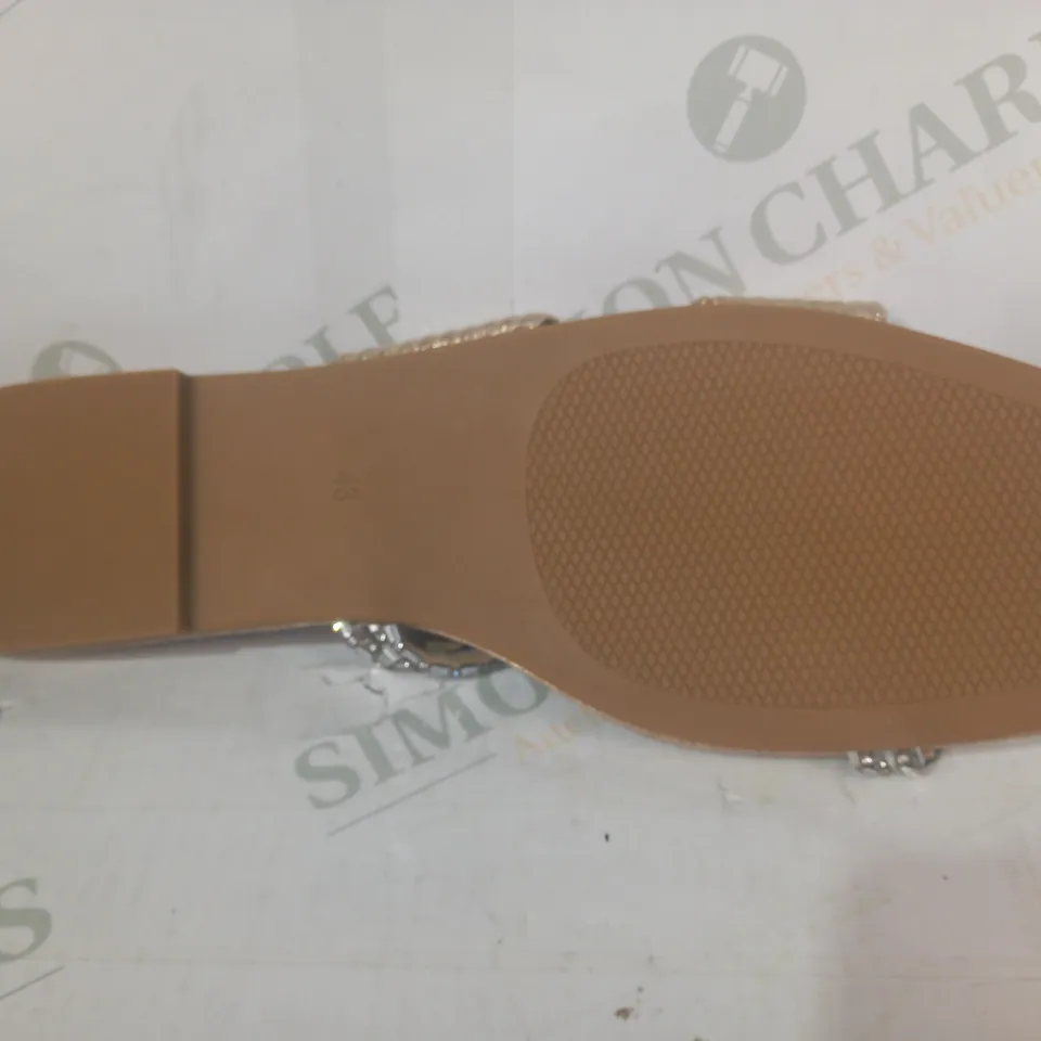 PAIR OF DESIGNER OPEN TOE FLAT SANDALS IN GOLD COLOUR W. GLITTER EFFECT AND JEWEL EFFECT EU SIZE 43