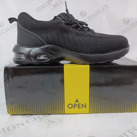 BOXED PAIR OF TOUGHWEAR SAFETY SHOES IN BLACK UK SIZE 8