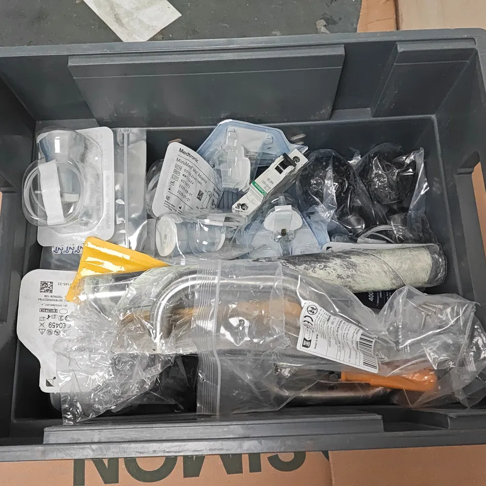 LOT OF APPROXIMATELY 18 ASSORTED HOUSEHOLD ITEMS TO INCLUDE SCRUB MOMMY, BALL JOINT SPLITTER AND SEALANT