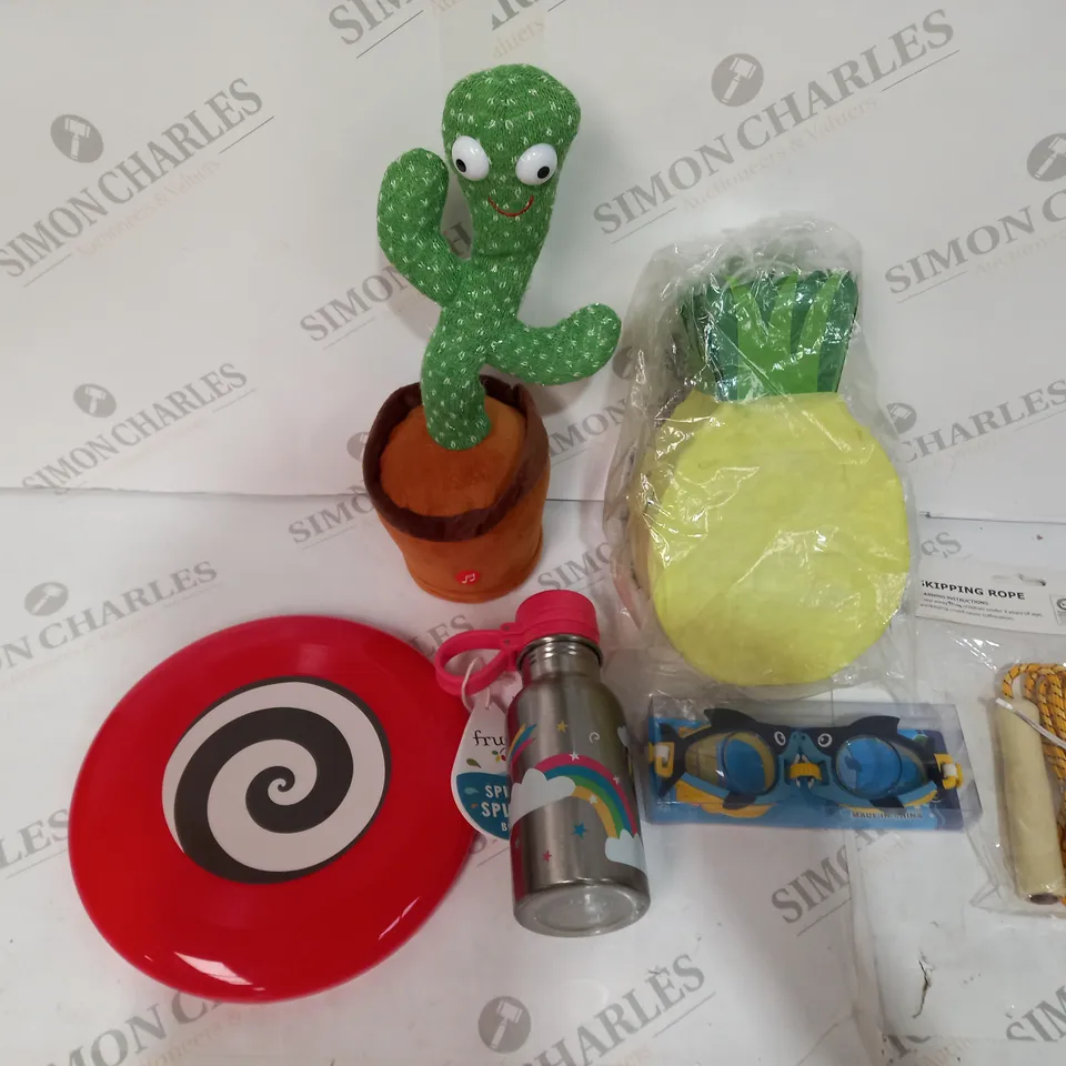 BOX OF APPROXIMATELY 20 ASSORTED TOYS AND GAMES, TO INCLUDE SKIPPING ROPE, FLASK, GOGGLES, ETC