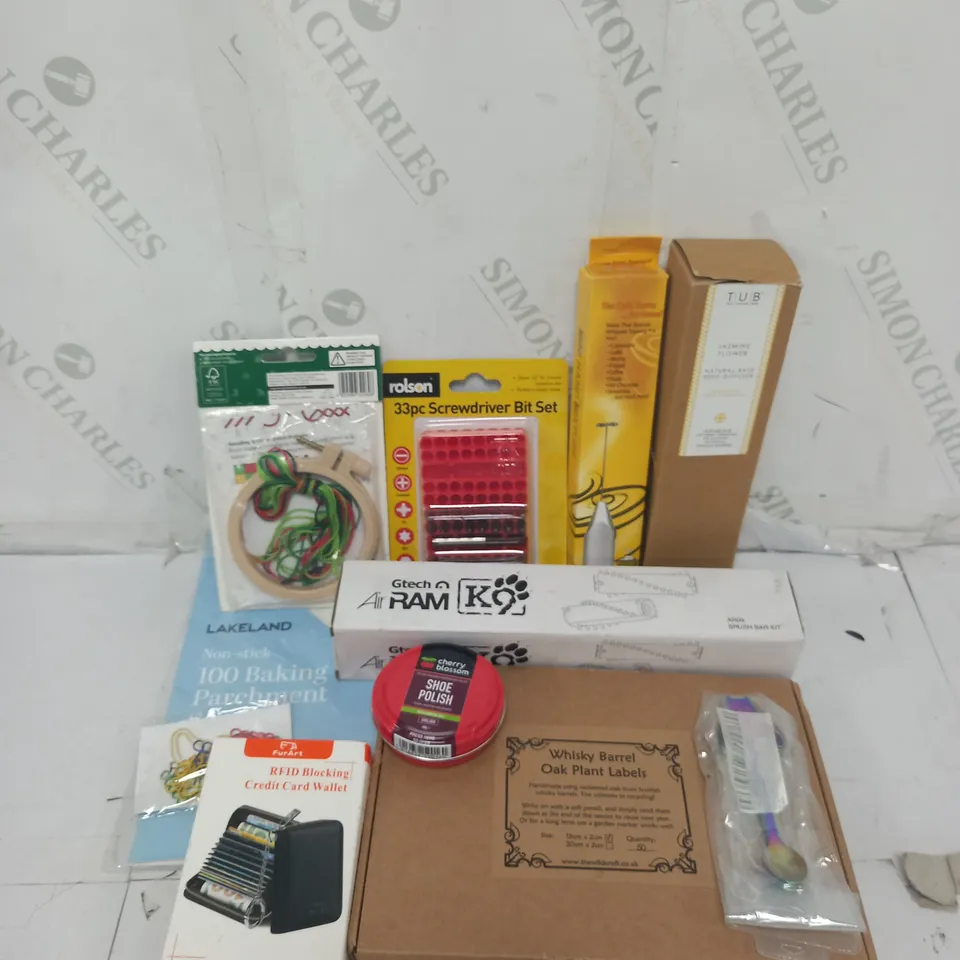 APPROXIMATELY 10 ASSORTED HOUSEHOLD GOODS TO INCLUDE TUB REED DIFFUSER, CHERRY BLOSSOM SHOE POLISH, GTECH AIR RAM BRUSH BAR KIT ETC. 