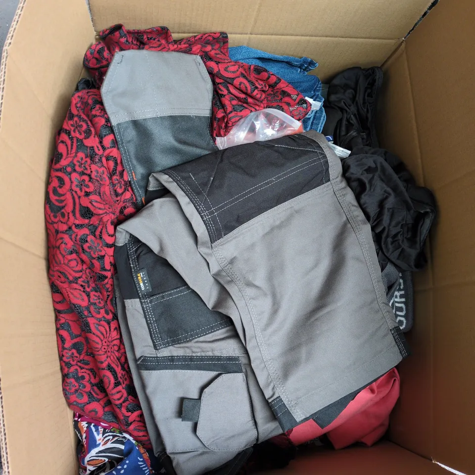 BOX OF APPROXIMATELY 20 ASSORTED CLOTHING ITEMS TO INCLUDE: BLUE JEANS 