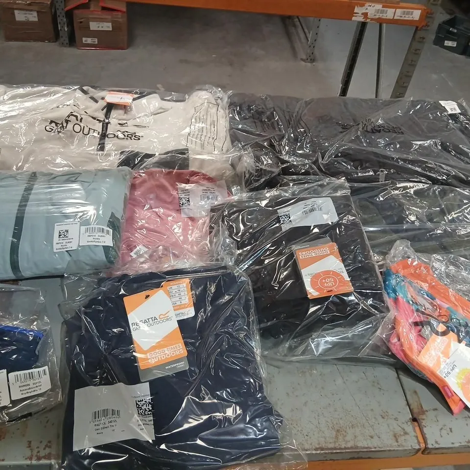 APPROXIMATELY 23 ITEMS OF ASSORTED REGATTA/DARE2B CLOTHING AND ACCESSORIES