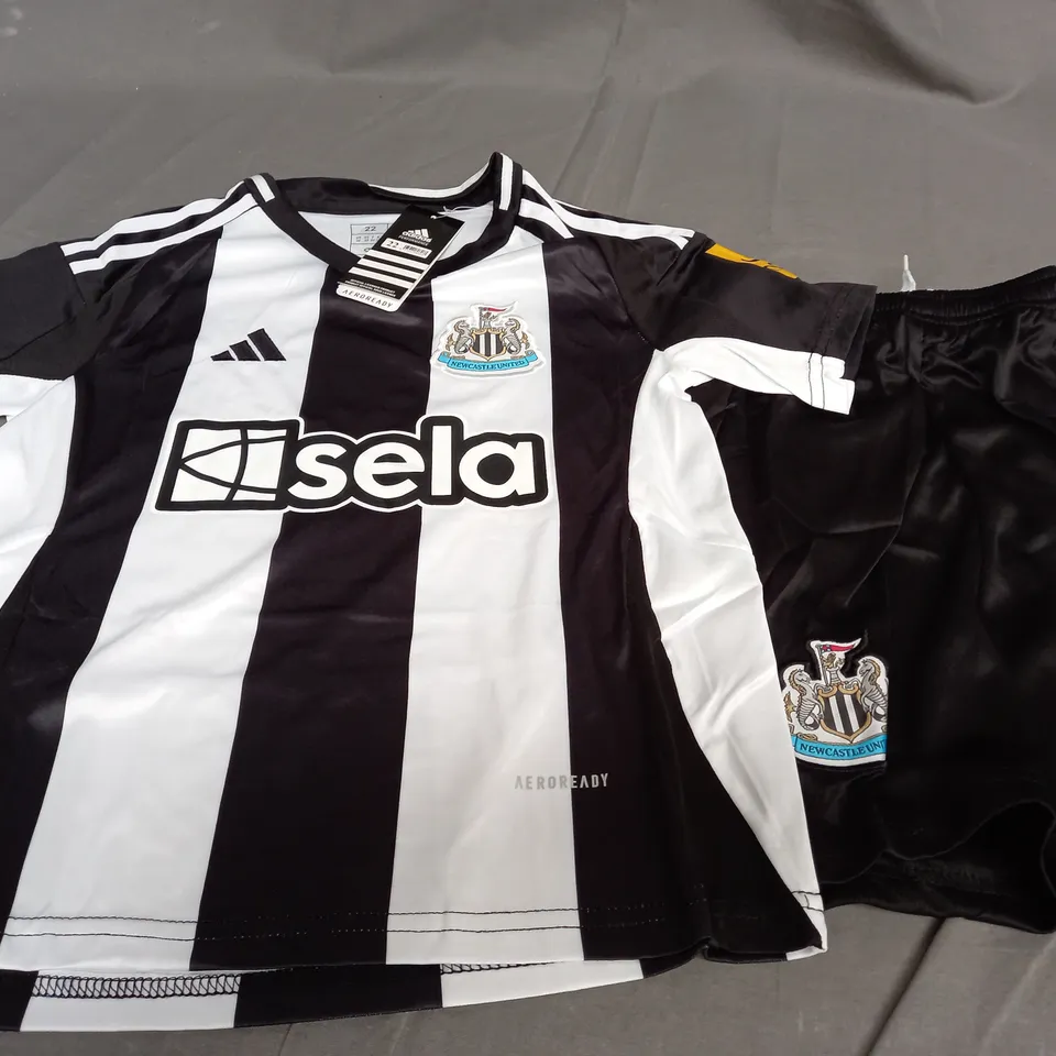 ADIDAS NEWCASTLE FOOTBALL SHIRT WITH SHORT - UK 22 KIDS