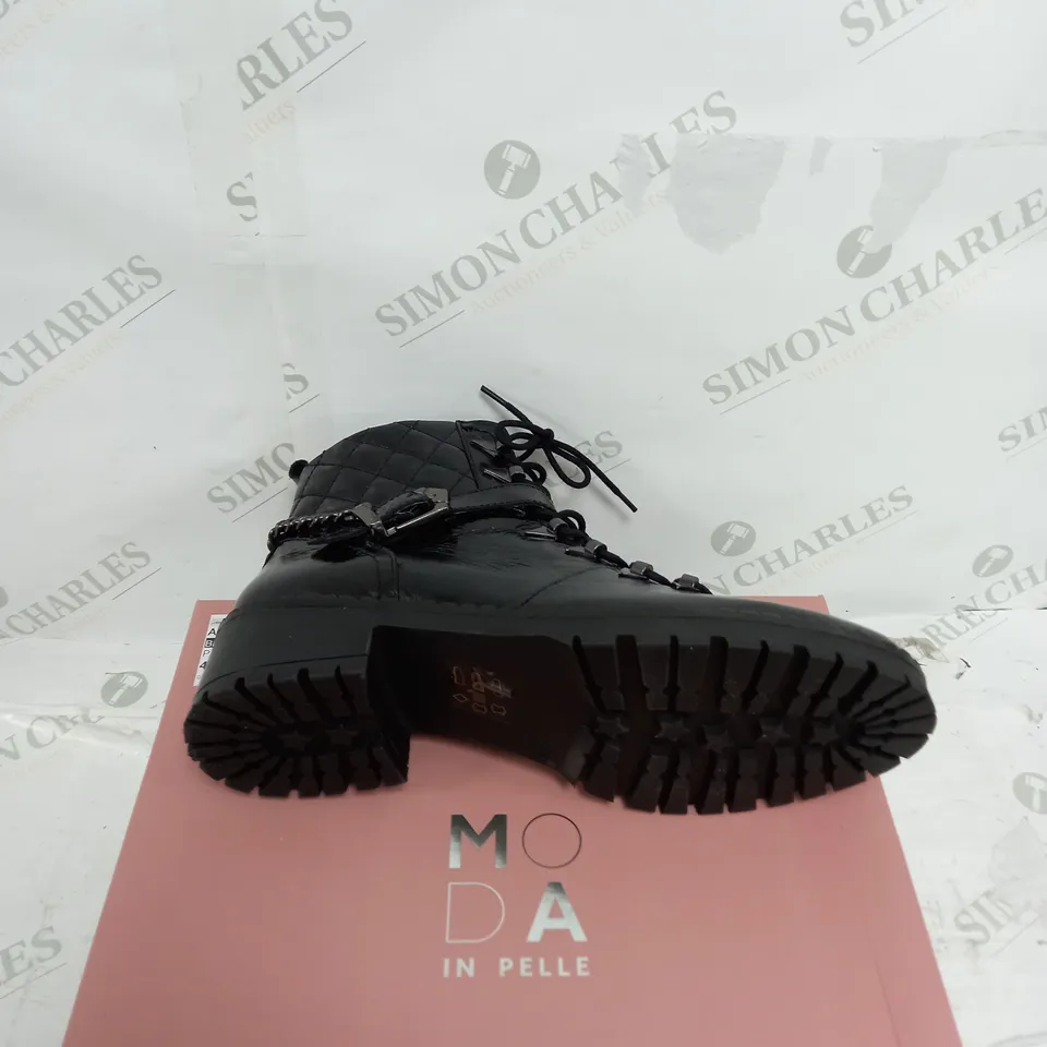PAIR OF MODA IN PELLE ARNIE LACE UP BOOTS IN BLACK SIZE 7