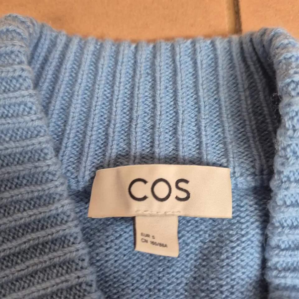 COS KNIT CARDIGAN – LIGHT BLUE, BUTTON FRONT SIZE S
