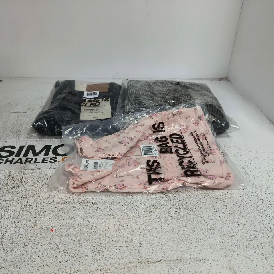 BOX OF APPROXIMATELY 12 ASSORTED CLOTHING ITEMS TO INCLUDE BILLIE LACE BABYDOLL CAMI, Y2K BOX FIT CREW KNIT ETC