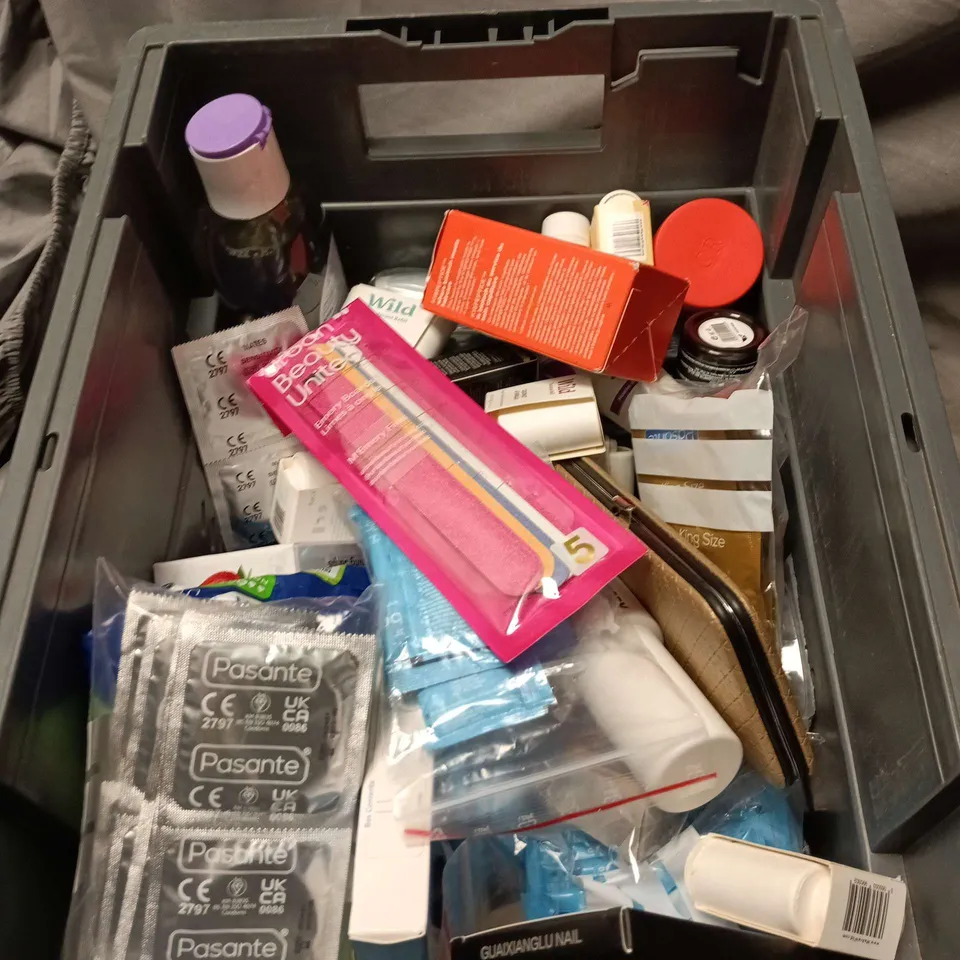 APPROXIMATELY 20 ASSORTED COSMETIC ITEMS TO INCLUDE LOREAL ELVIVE, LOREAL MEN EXPERT, SPRAY MIST, SWEET BEE MAGNESIUM BUTTER, GROEI CHANGING FOUNDATION ETC