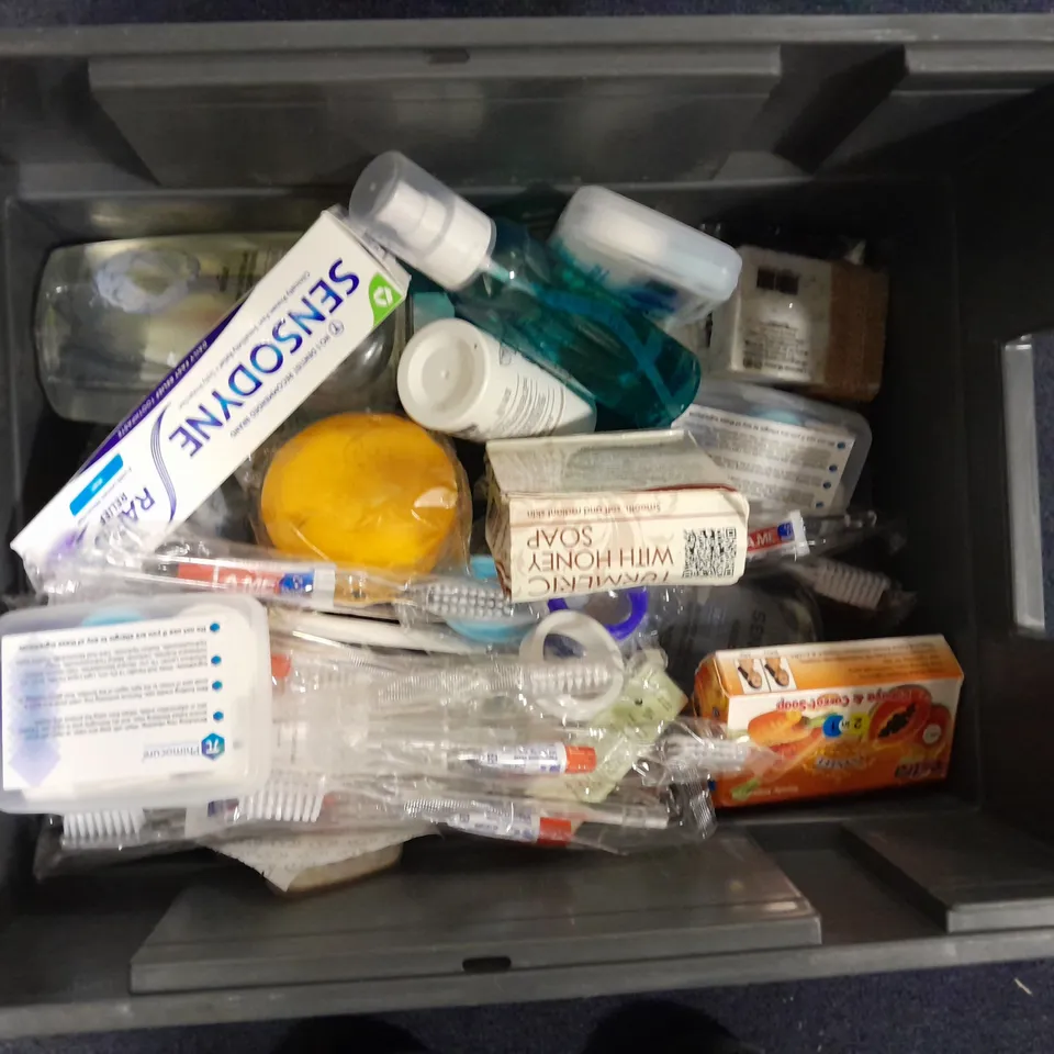 APPROXIMATELY 20 ASSORTED HEALTH & BEAUTY ITEMS TO INCLUDE - CERAVE ITCH RELIEF CREAM, SURE ROLL ON AND SENSODYNE TOOTHPASTE