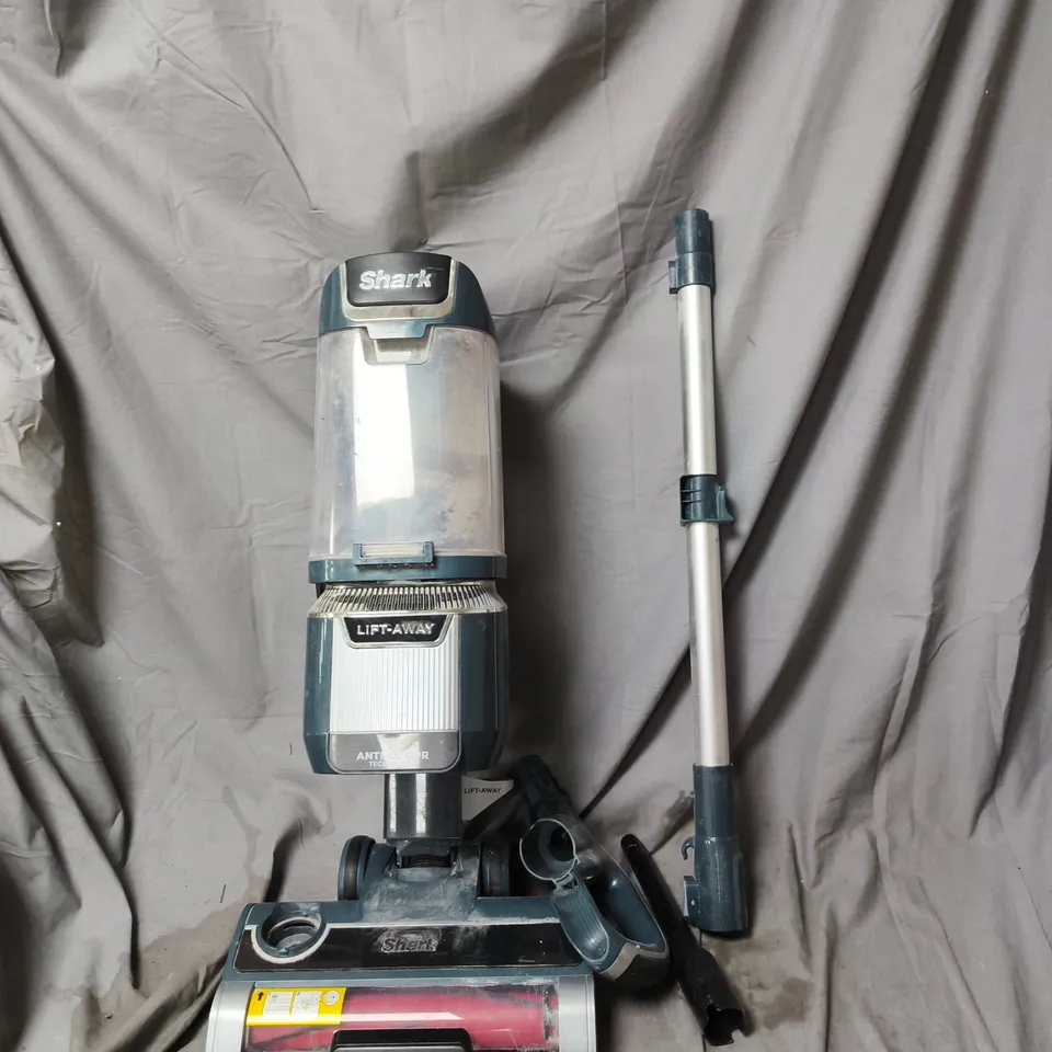 SHARK LIFT AWAY ANTI HAIR WRAP PLUS VACUUM CLEANER 