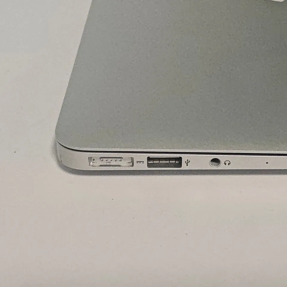 UNBOXED APPLE MACBOOK AIR I-7 8GB/256GB IN SILVER - A1466
