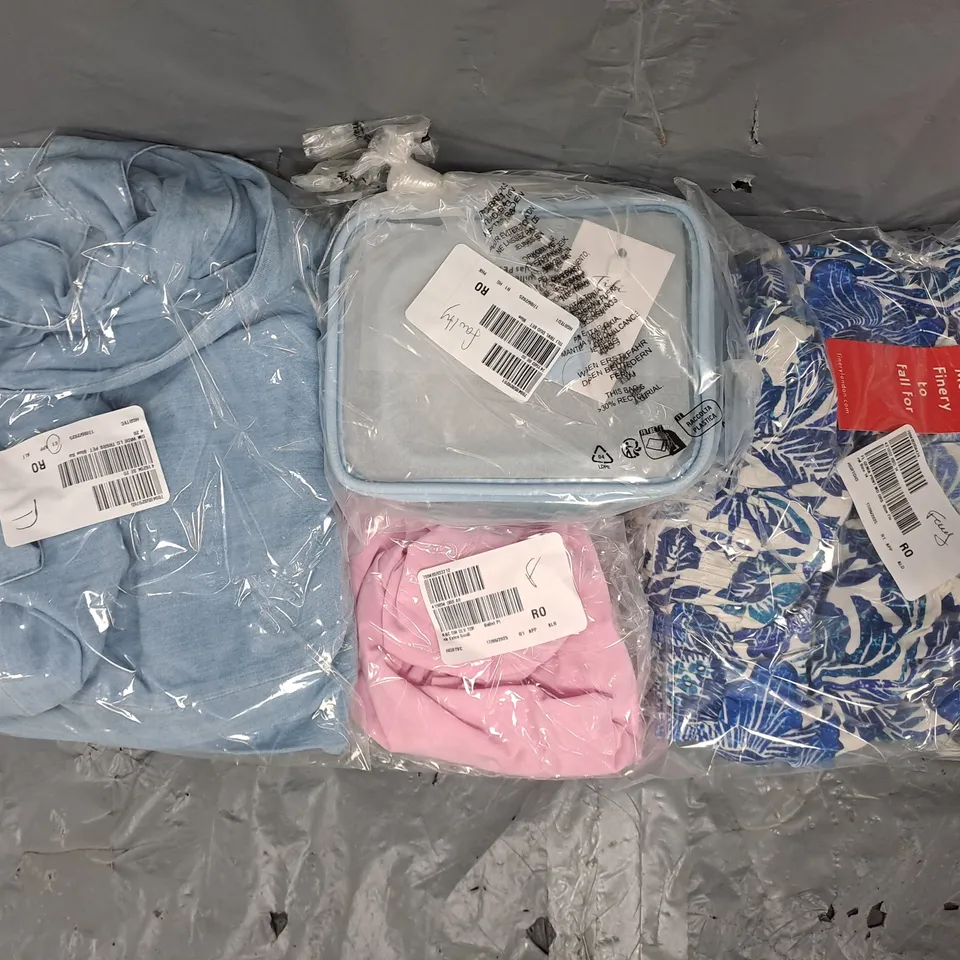 BOX OF APPROXIMATELY 15 ASSORTED HOUSEHOLD AND CLOTHING ITEMS IN VARIOUS STYLES, SIZES, AND COLOURS, ETC - COLLECTION ONLY