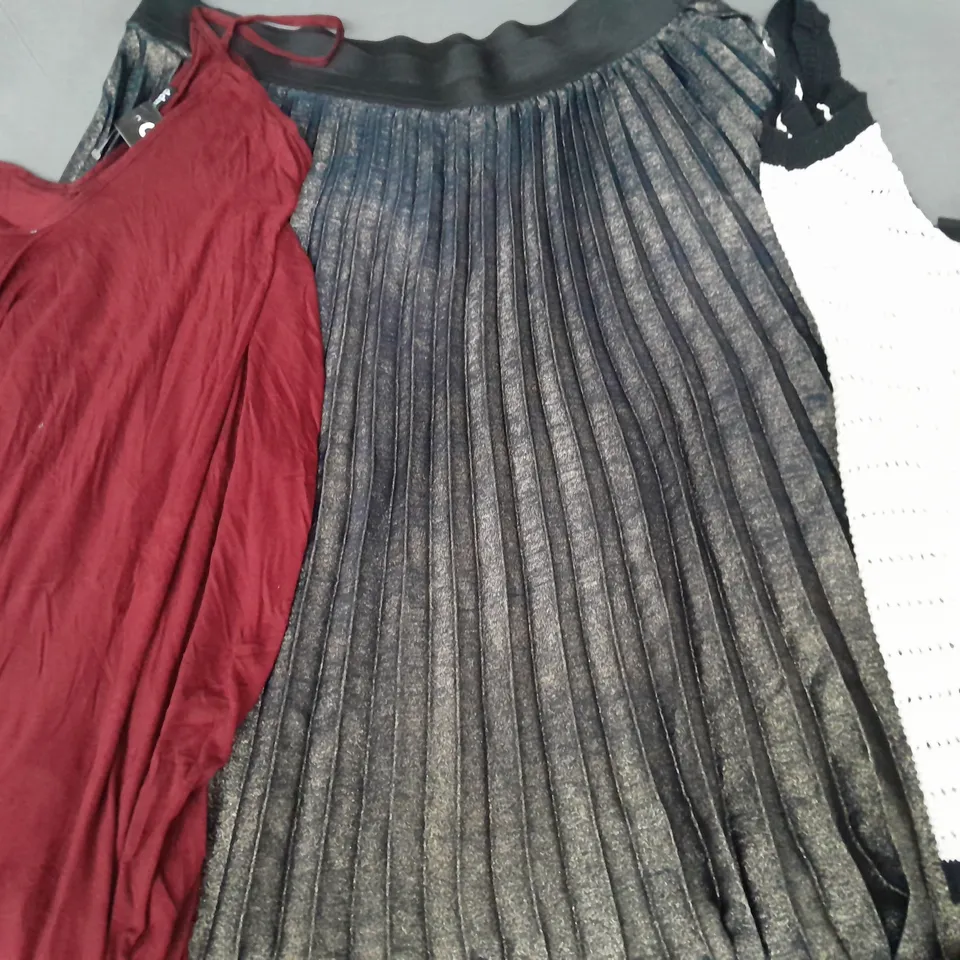 BOX OF APPROXIMATELY 20 ASSORTED CLOTHING AND FASHION ITEMS IN VARIOUS STYLES, SIZES, AND COLOURS - COLLECTION ONLY