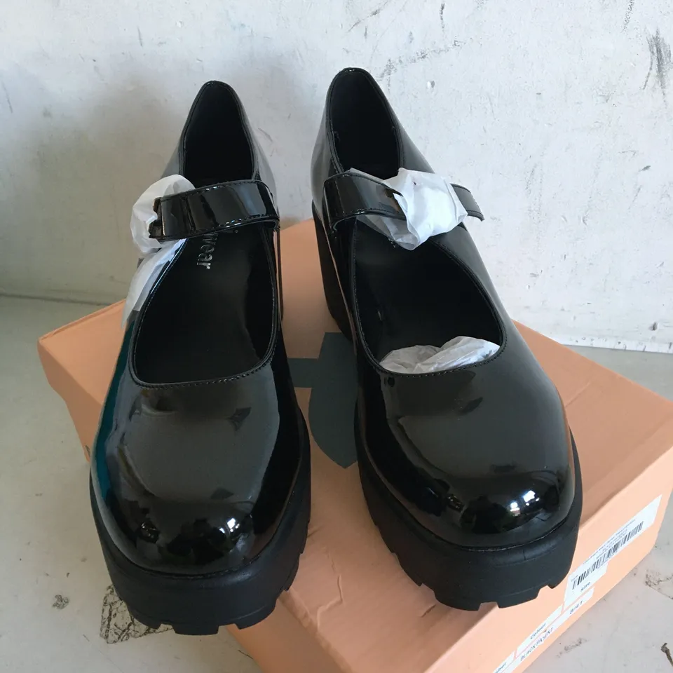 BOXED PAIR OF SIZE 8 BLACK KOI FOOTWEAR SHOES 