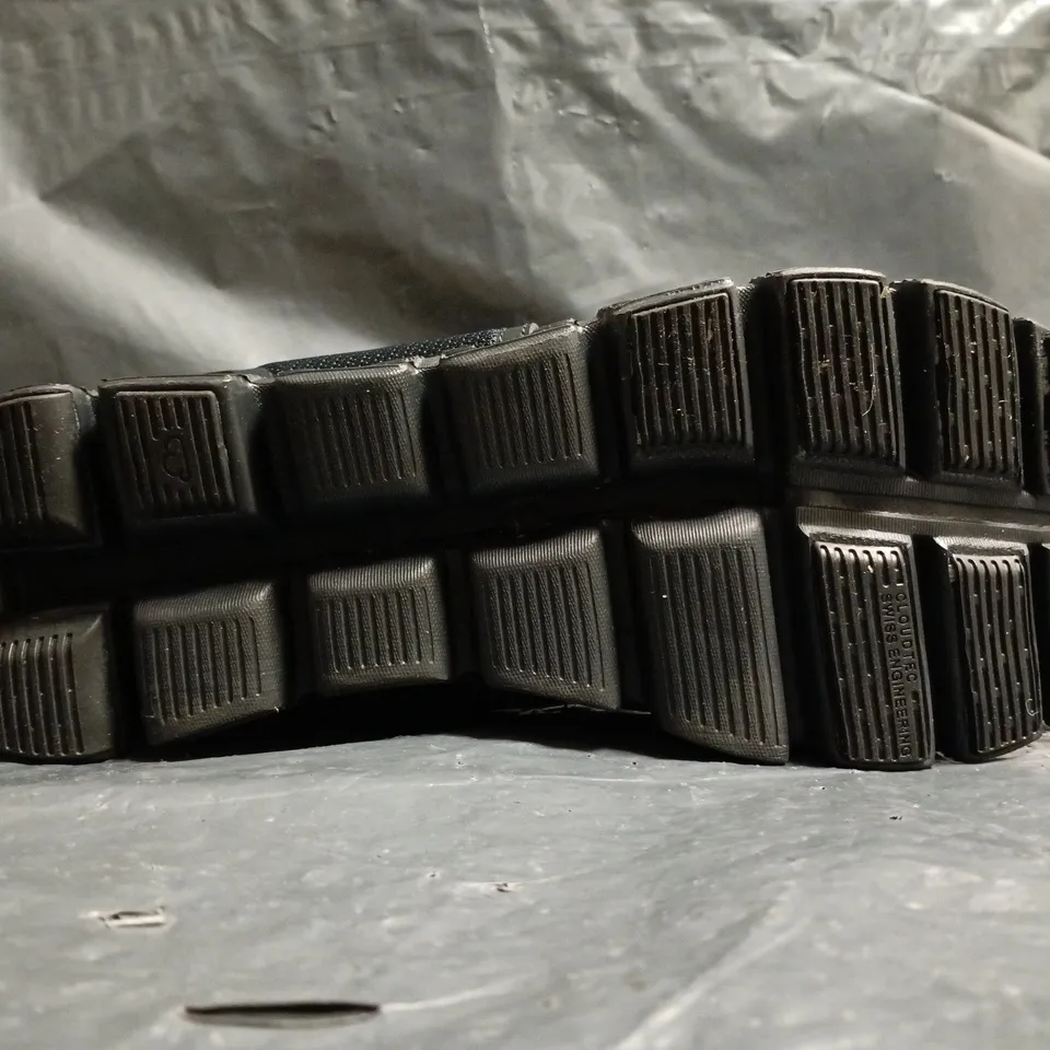 PAIR OF ON CLOUD TRAINERS IN BLACK SIZE UK 9.5