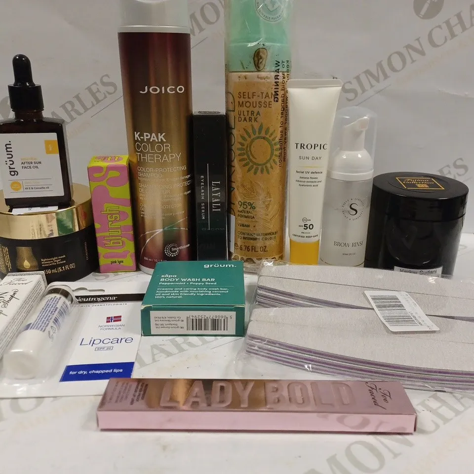 BOX OF APPROX 10 ASSORTED BEAUTY PRODUCTS TO INCLUDE JOICO COLOUR-PROTECTING SHAMPOO, TROPIC FACIAL UV DEFENCE, TOO FACED LIP LINER #POST-OP PINK, ETC 