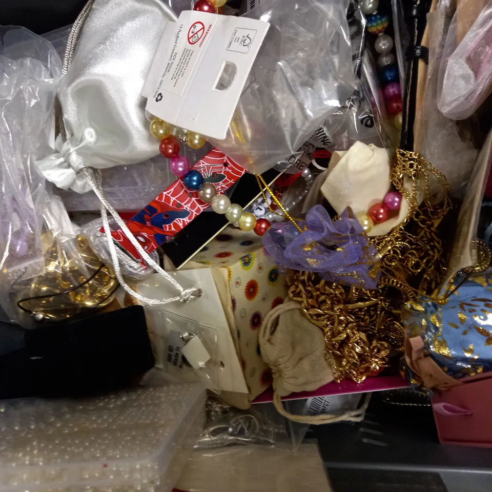 LOT OF APPROXIMATELY 20 JEWELLERY ITEMS, TO INCLUDE EARRINGS, NECKLACES, ETC