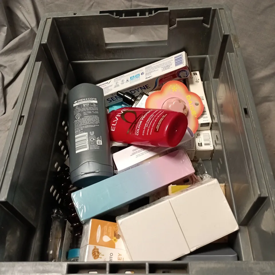 APPROXIMATELY 15 X ASSORTED COSMETIC ITEMS TO INCLUDE SENSODYNE, DOVE MEN, L'OREAL ELVIVE, DAISE ETC