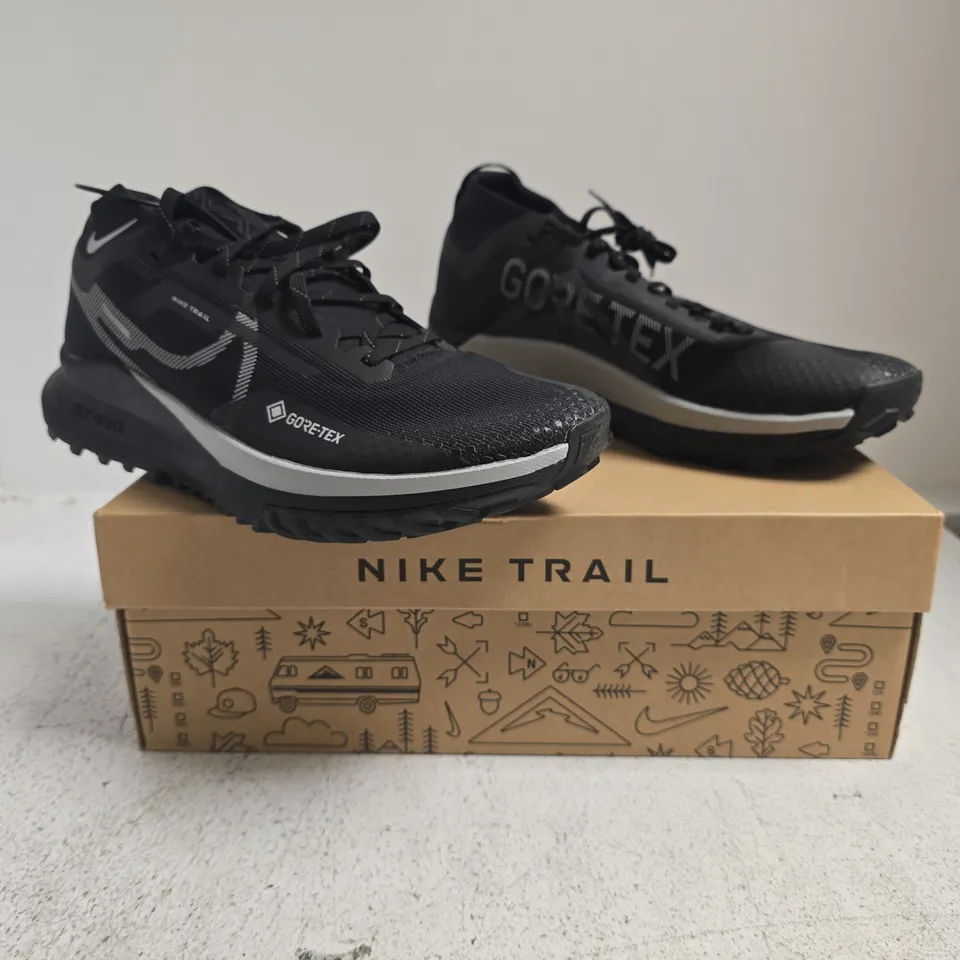 BOXED PAIR OF NIKE REACT PEGASUS TRAIL 4 GTX TRAINERS IN BLACK SIZE UK 8