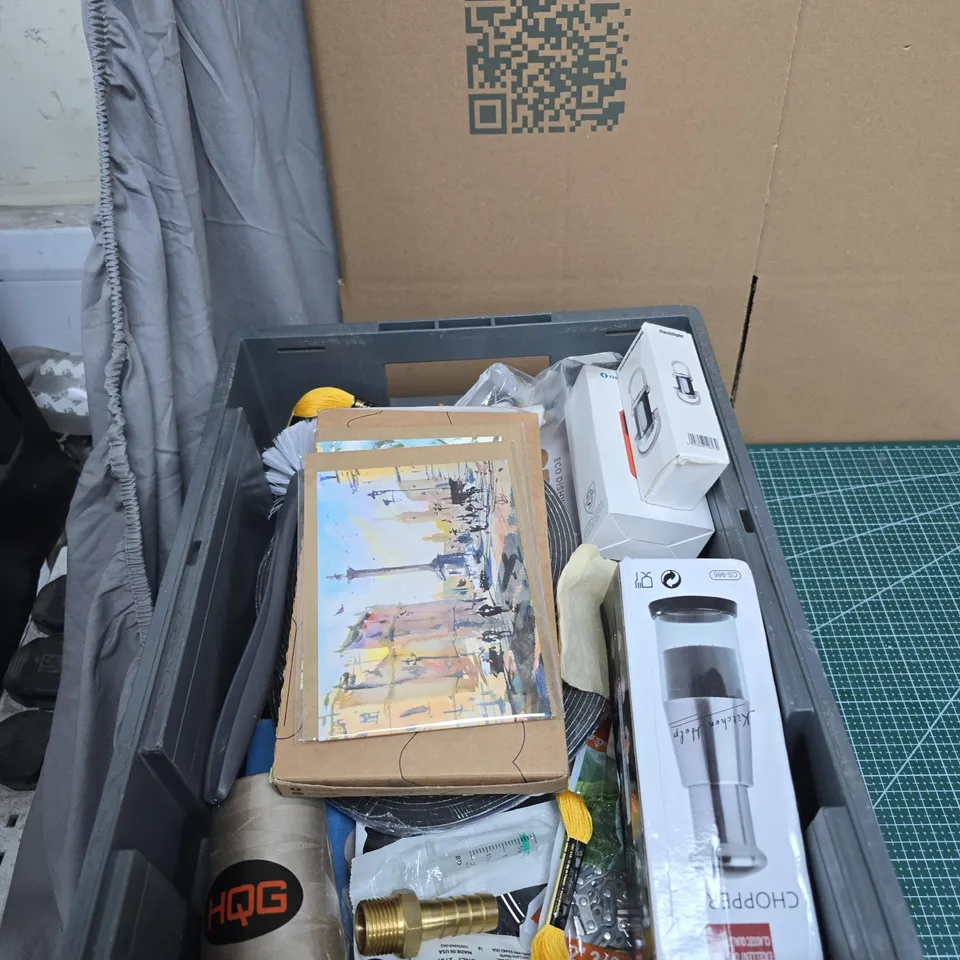 TOTE OF APPROXIMATELY 20 ASSORTED ITEMS TO INCLUDE: OLIGHT OCLIP