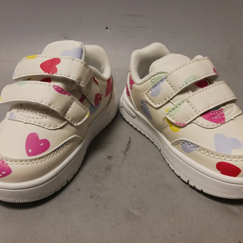 BOXED PAIR OF COSY CUB INFANT SHOES IN CREAM W. MULTICOLOUR HEARTS EU SIZE 22