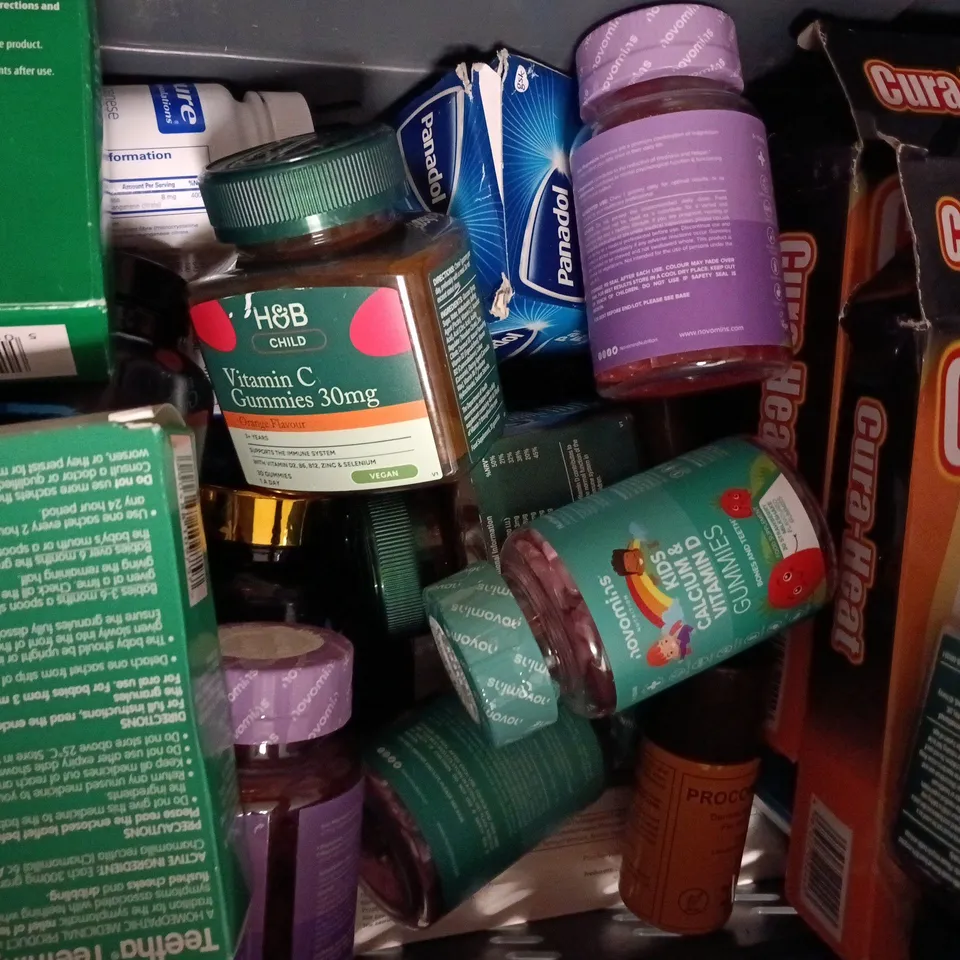 APPROXIMATELY 25 ASSORTED FOOD SUPPLEMENT AND HEALTH ITEMS TO INCLUDE NOVOMINS, VICKS, ETC - COLLECTION ONLY