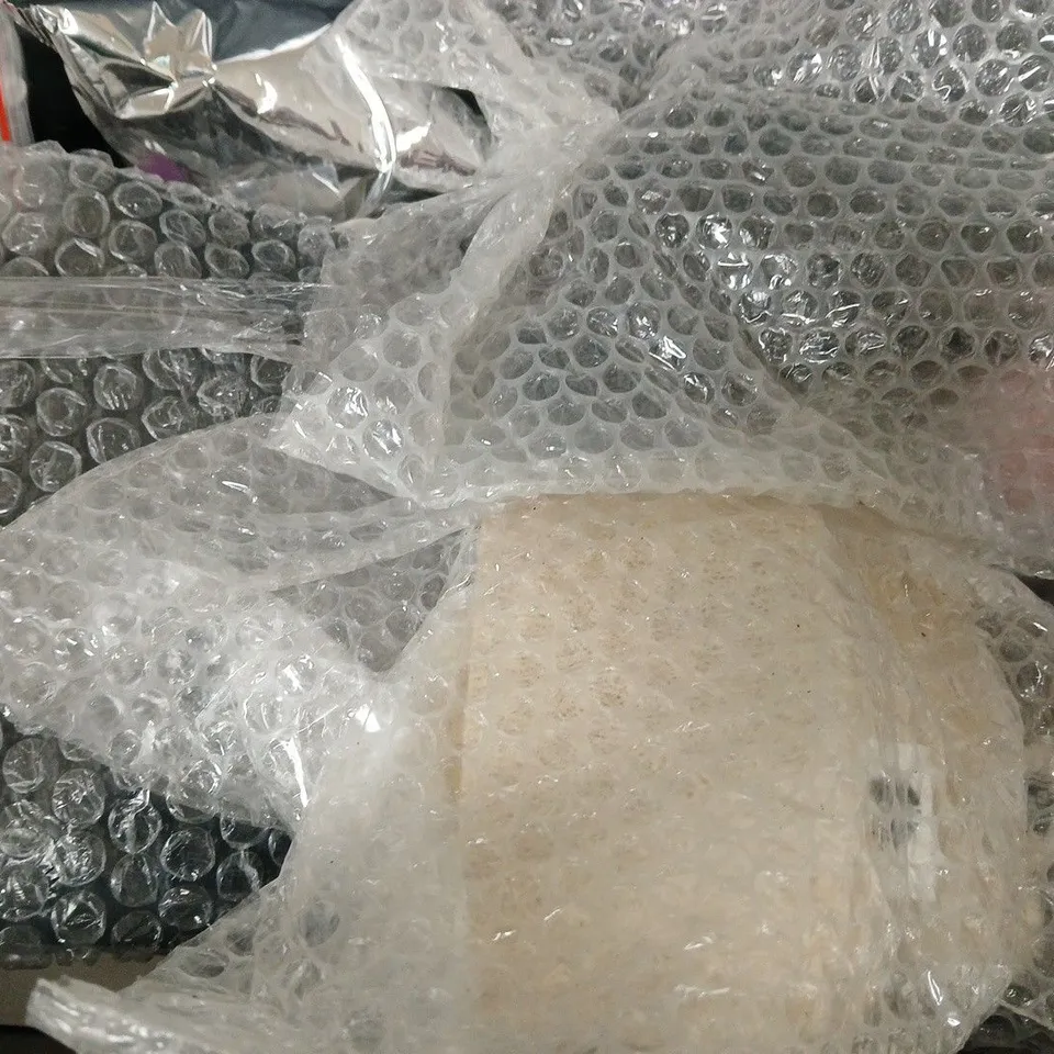 APPROXIMATELY 10 ASSORTED ITEMS TO INCLUDE - HAND HELD SPRAY FAN , FOREVER WHITE ETC