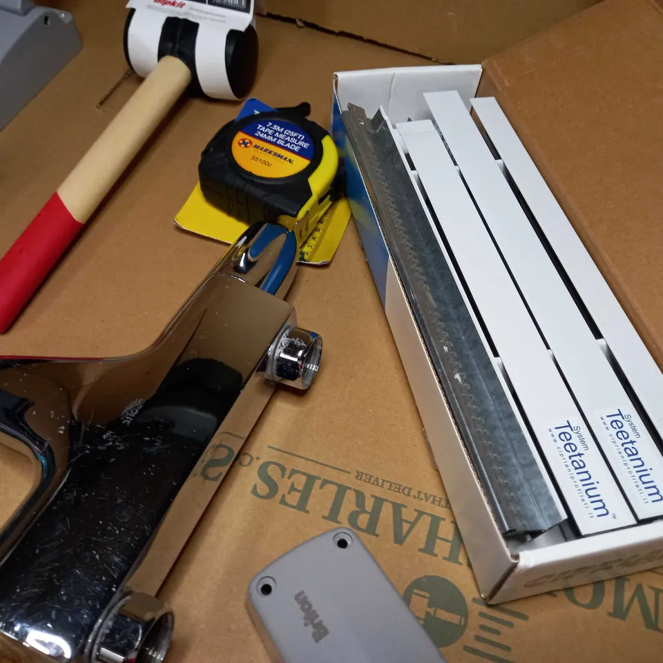 LOT OF APPROX 15 ASSORTED HOUSEHOLD/DIY RELATED ITEMS TO INCLUDE: MALLET, GARDEN GLOVES, MIXER TAP