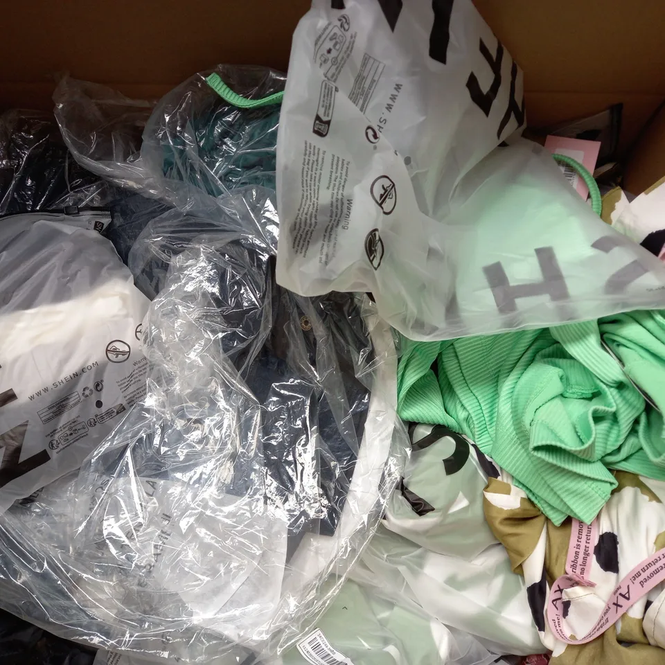 BOX OF APPROXIMATELY 25 ASSORTED CLOTHING ITEMS TO INCLUDE - HAT , DRESS , T-SHIRT ETC