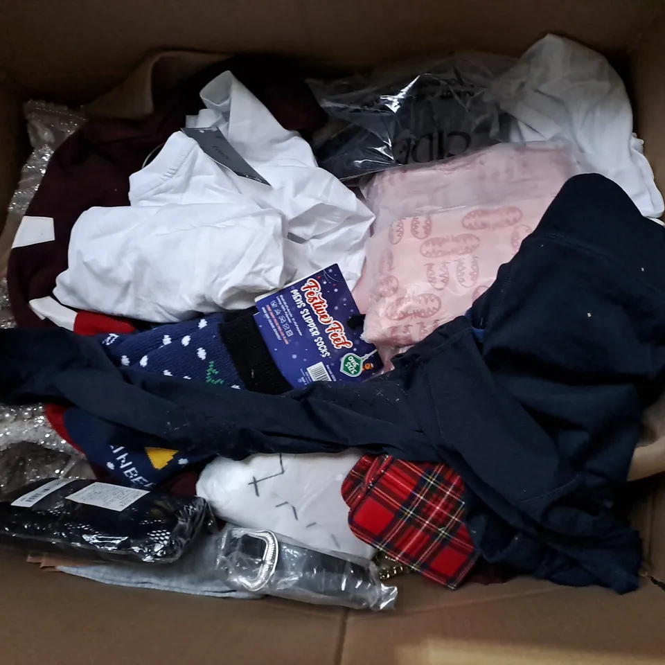 APPROXIMATELY 20 ASSORTED CLOTHING ITEMS IN VARIOUS SIZES TO INCLUDE SOCKS, T-SHIRT, BAG, ETC