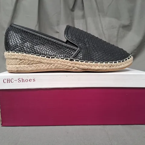 BOX OF APPROXIMATELY 10 PAIRS OF CHC-SHOES SLIP ON LOW WEDGE SHOES IN BLACK IN VARIOUS SIZES