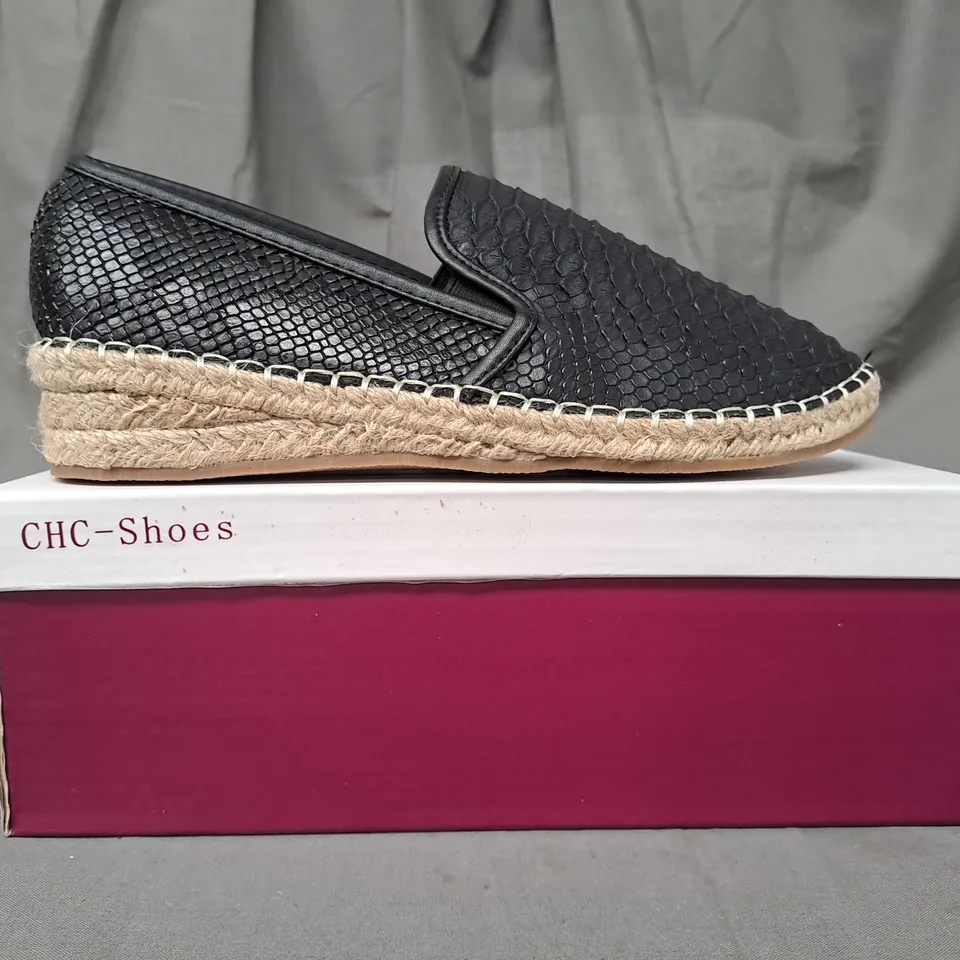 BOX OF APPROXIMATELY 10 PAIRS OF CHC-SHOES SLIP ON LOW WEDGE SHOES IN BLACK IN VARIOUS SIZES