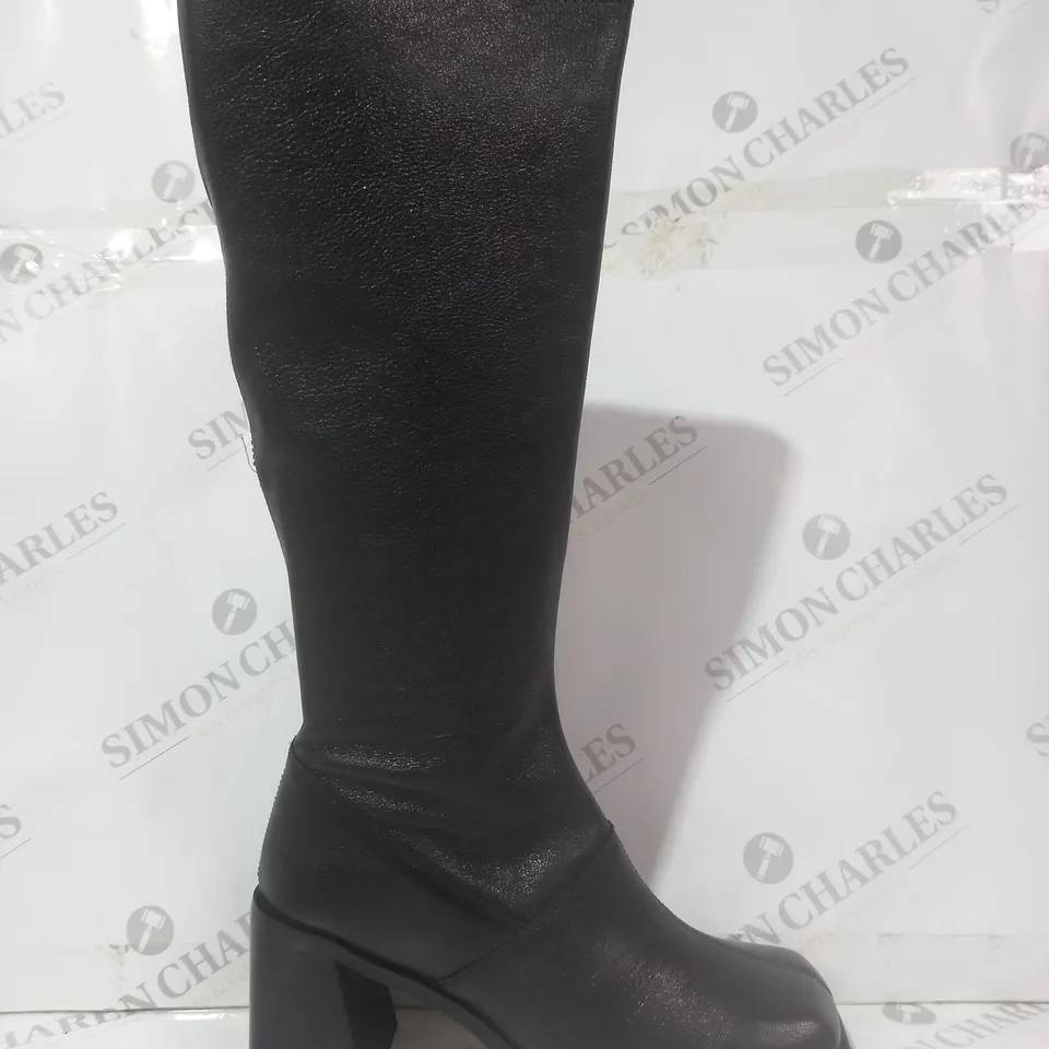 BOXED PAIR OF URBAN OUTFITTERS BELLA KNEE HIGH BOOTS IN BLACK UK SIZE 7