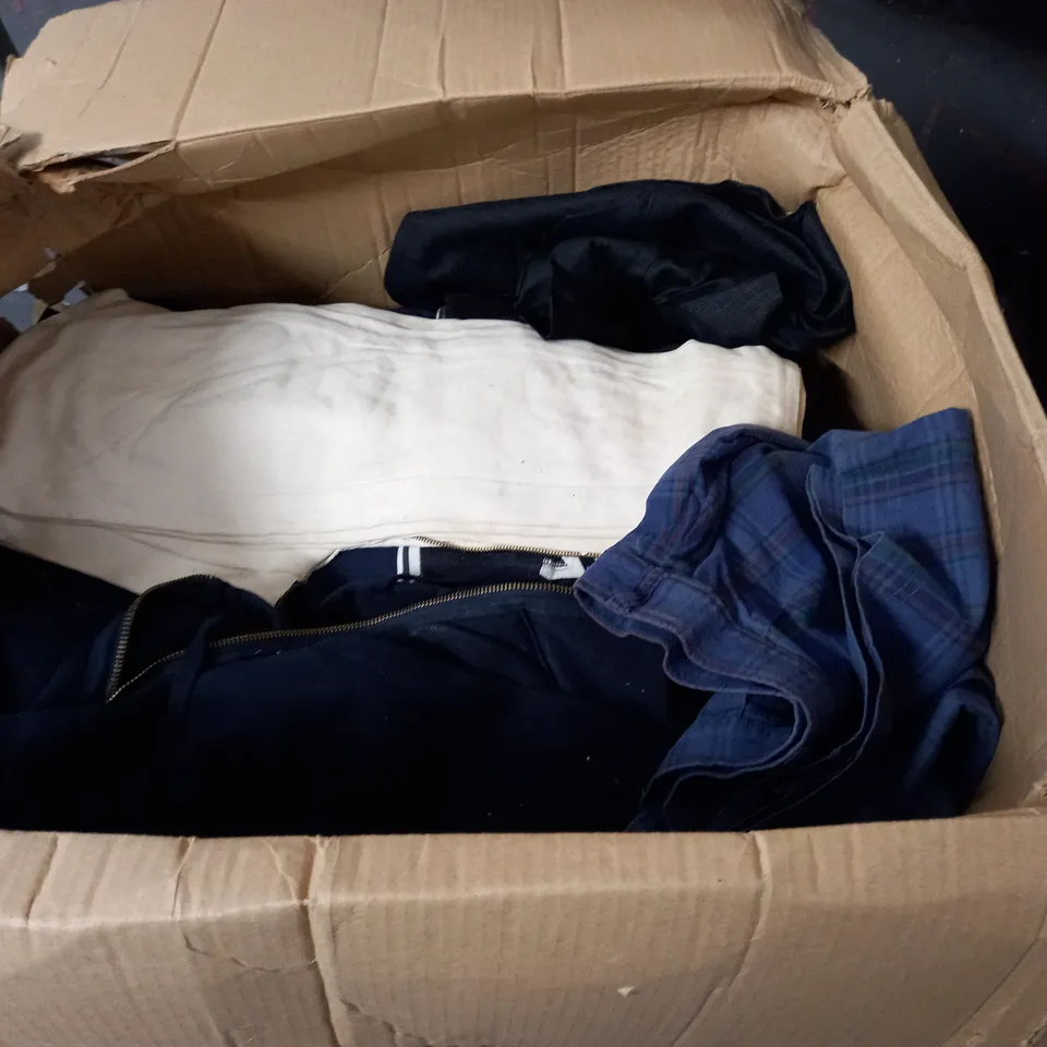 LARGE QUANTITY OF ASSORTED CLOTHING ITEM IN VARIOUS SIZES