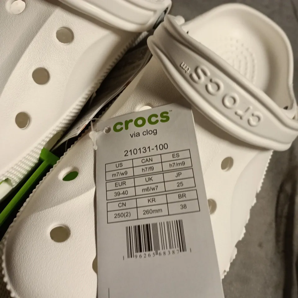 CROCS VIA CLOG – MENS UK 6 WHITE CROCS WITH TAG