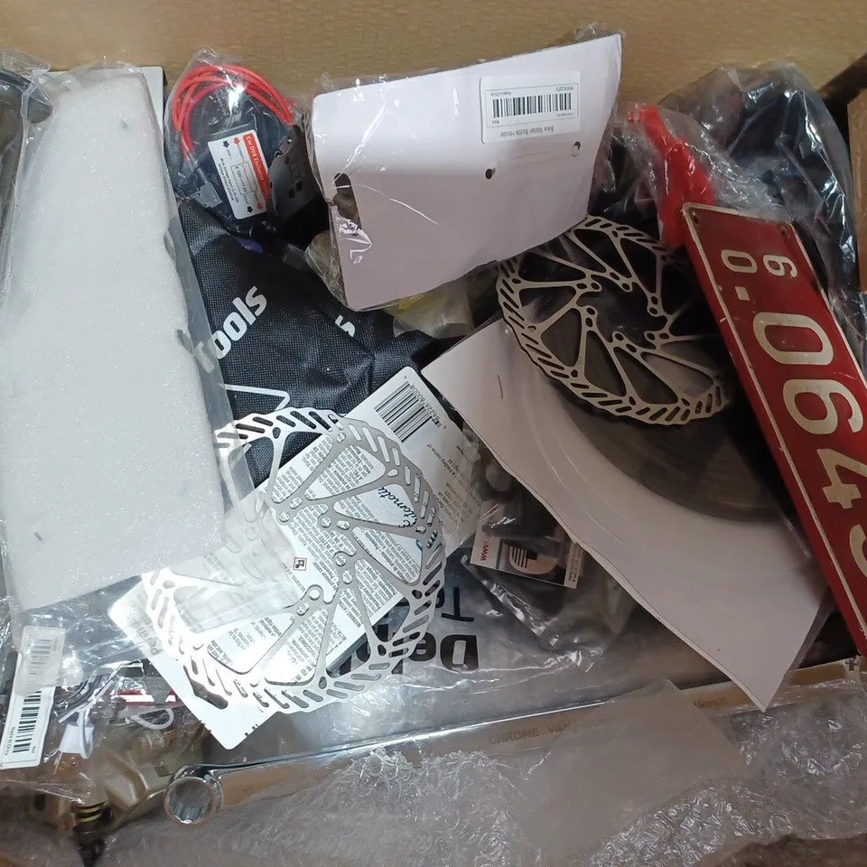 BOX OF APPROXIMATELY 20 ASSORTED CAR AND VEHICLE PARTS AND ACCESSORIES TO INCLUDE ARMOURALL BEESWAX LEATHER WIPES, LISEN CAR CHARGER, GEAR AID TENT SEAM SEALANT, ETC