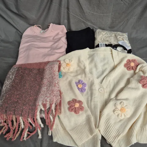 APPROXIMATELY 20 ASSORTED CLOTHING ITEMS IN VARIOUS SIZES AND STYLES TO INCLUDE - CARDIGAN, DRESS, SCARF, ETC