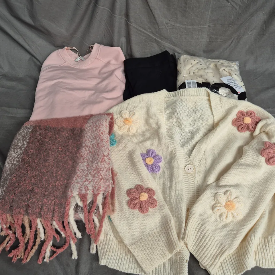 APPROXIMATELY 20 ASSORTED CLOTHING ITEMS IN VARIOUS SIZES AND STYLES TO INCLUDE - CARDIGAN, DRESS, SCARF, ETC
